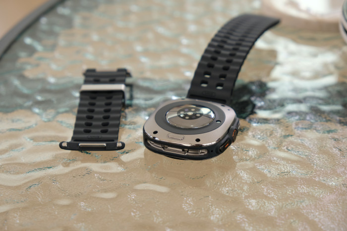 Das Armband der Galaxy Watch Ultra lässt sich sehr leicht lösen und anbringen. (Bild: Tobias Költzsch/Golem.de)