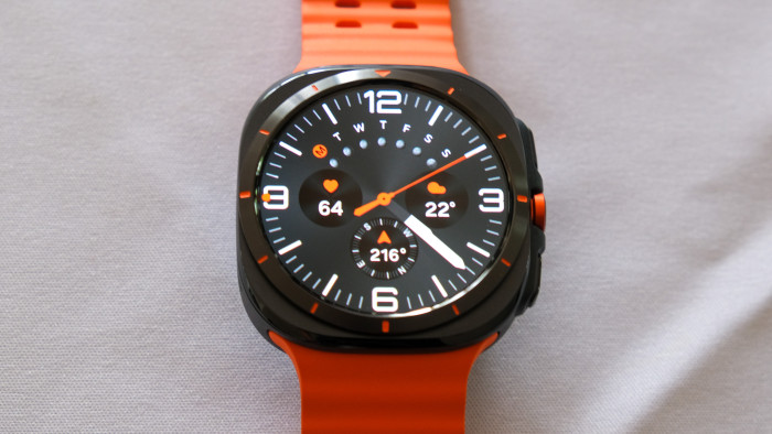 Das Standard-Zifferblatt der Watch Ultra bei voller Leuchtstärke. (Bild: Peter Steinlechner/Golem.de)