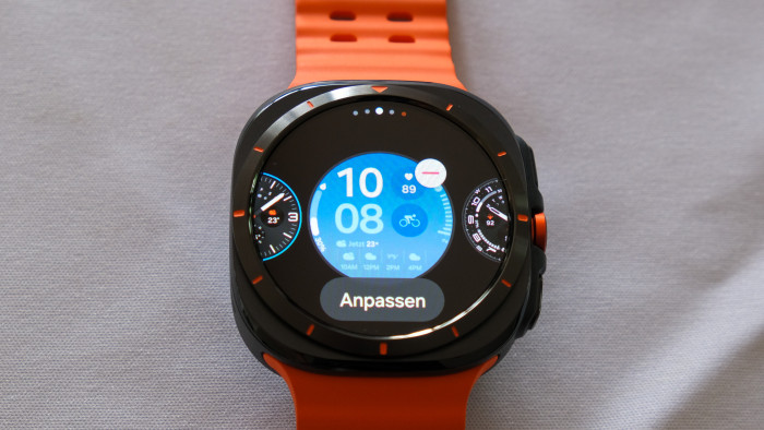 Samsung liefert einige sehenswerte Zifferblätter mit. (Bild: Peter Steinlechner/Golem.de)