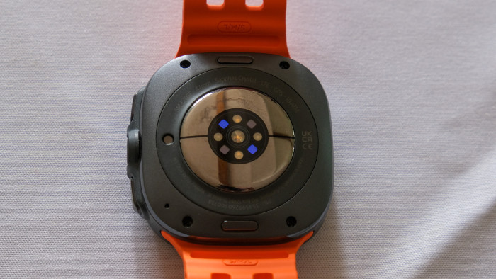 Auf der Rückseite ist der Sensor für die Herzfrequenzmessung zu finden. (Bild: Peter Steinlechner/Golem.de)