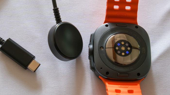 Die Galaxy Watch Ultra wird mit einem Ladepuk an USB-C geladen. (Bild: Peter Steinlechner/Golem.de)
