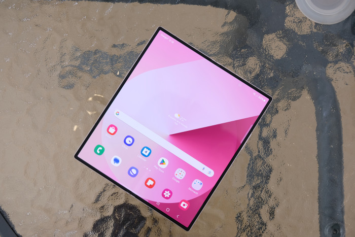 Das aufgeklappte Galaxy Z Fold 6 (Bild: Tobias Költzsch/Golem.de)
