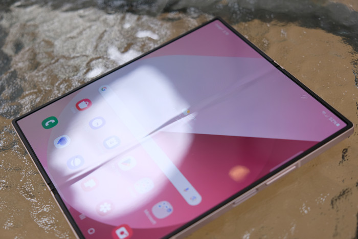 Der Falz in der Mitte ist auch beim neuen Fold wieder deutlich zu erkennen. (Bild: Tobias Költzsch/Golem.de)