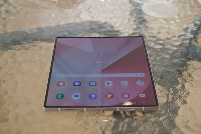 Auch von vorne ist der der Falz gut zu sehen. (Bild: Tobias Költzsch/Golem.de)