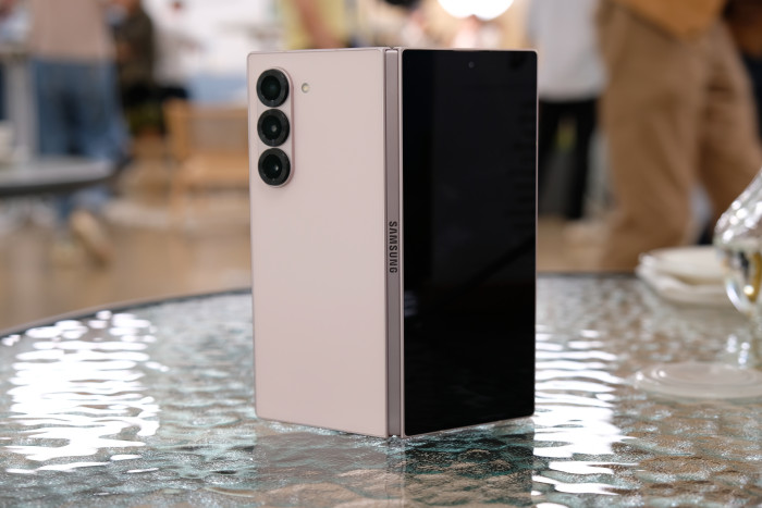 Das Z Fold 6 hat wieder ein relativ schmales Außen-Display. (Bild: Tobias Költzsch/Golem.de)