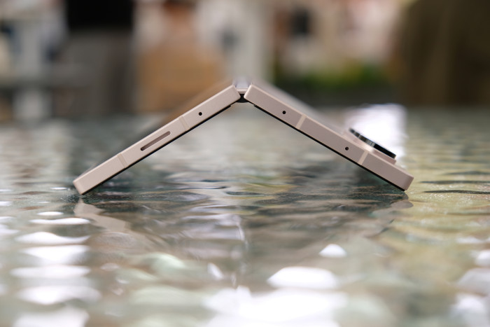 Samsung hat das Scharnier verbessert. (Bild: Tobias Költzsch/Golem.de)