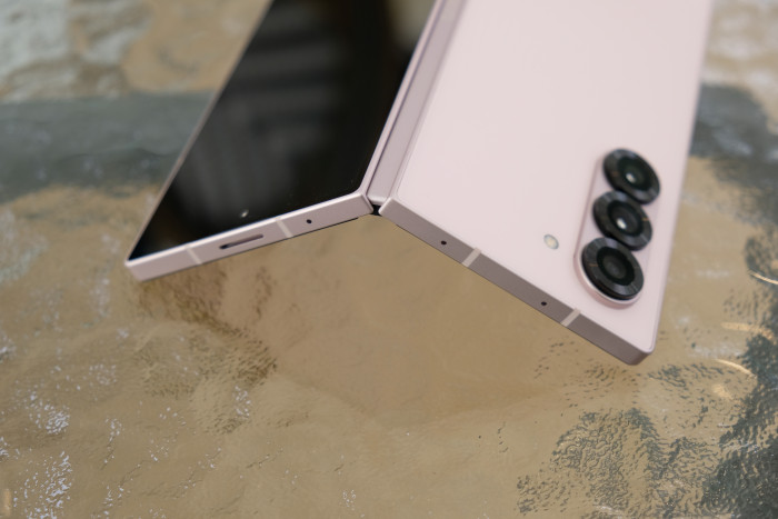 Das Galaxy Z Fold 6 ist nun auch vor Staub geschützt. (Bild: Tobias Költzsch/Golem.de)