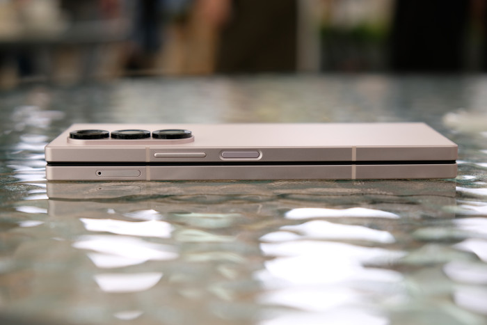 Das Galaxy Z Fold 6 ist das bisher dünnste faltbare Smartphone von Samsung. (Bild: Tobias Költzsch/Golem.de)