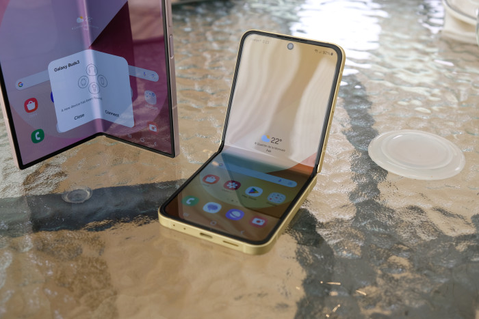 Das Galaxy Z Flip 6 hat wieder ein 6,7 Zoll großes Display. (Bild: Tobias Költzsch/Golem.de)