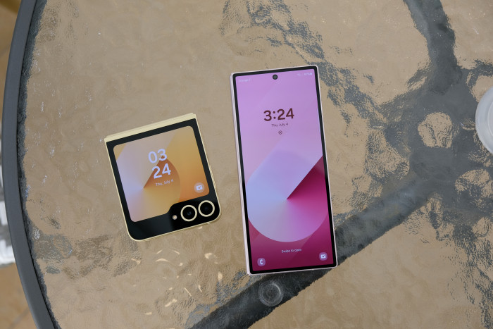 Der Außenbildschirm des Galaxy Z Flip 6 ist 3,4 Zoll groß. (Bild: Tobias Költzsch/Golem.de)