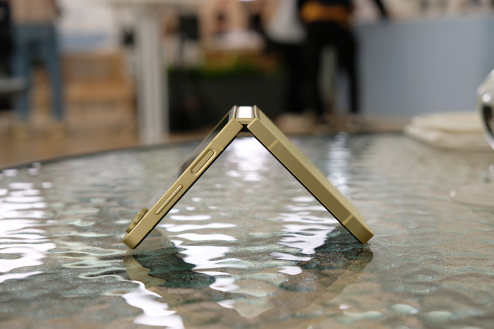 Das Galaxy Z Flip 6 ist relativ dünn. (Bild: Tobias Költzsch/Golem.de)