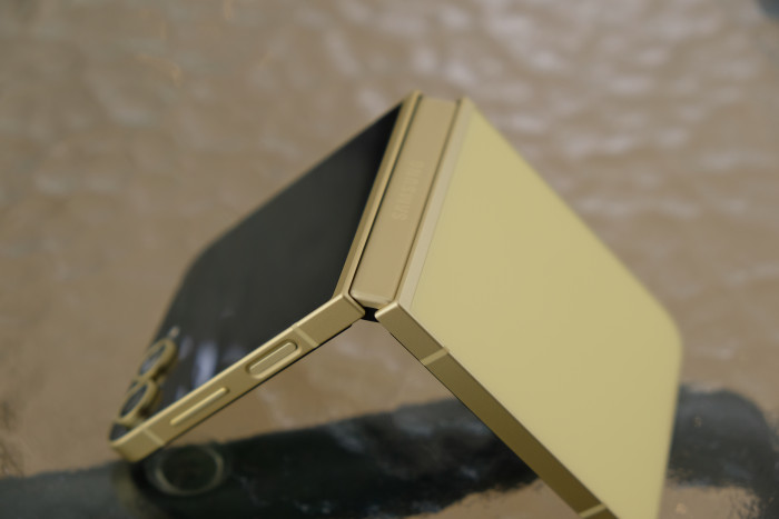 Das Scharnier des Galaxy Z Flip 6 (Bild: Tobias Költzsch/Golem.de)