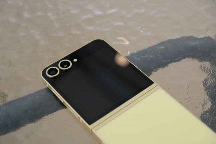 Die Hauptkamera des Galaxy Z Flip 6 hat jetzt 50 Megapixel. (Bild: Tobias Költzsch/Golem.de)
