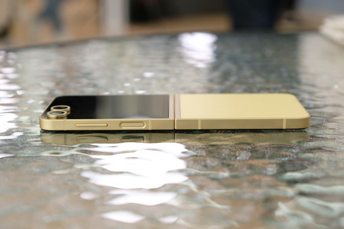 Das Galaxy Z Flip 6 ist ebenfalls relativ flach. (Bild: Tobias Költzsch/Golem.de)