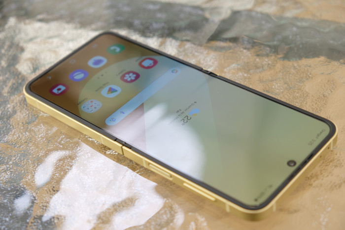 Der Falz im faltbaren Bildschirm ist wesentlich unauffälliger als beim Galaxy Z Fold 6. (Bild: Tobias Költzsch/Golem.de)