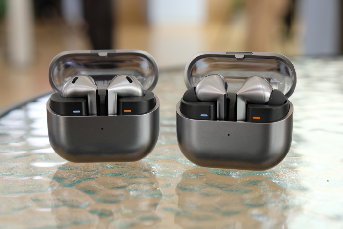 Die neue Galaxy-Buds-3-Modellreihe (Bild: Tobias Költzsch/Golem.de)