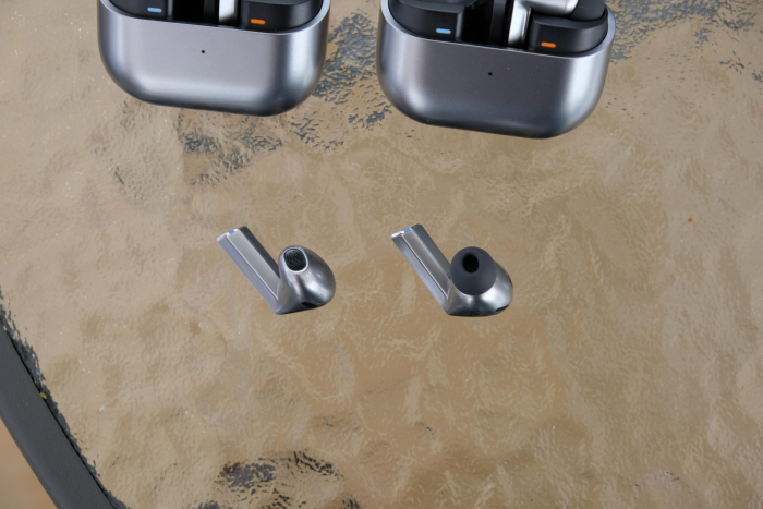 Die neue Galaxy-Buds-3-Modellreihe (Bild: Tobias Költzsch/Golem.de)