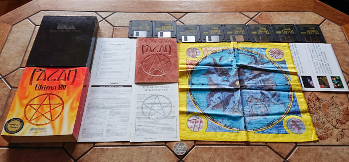Viel drin: In der Schachtel von Ultima 8: Pagan befinden sich acht Originaldisketten, ein paar Anleitungshefte, eine Stoffkarte und eine Münze. (Quelle: Medienagentur Plassma)