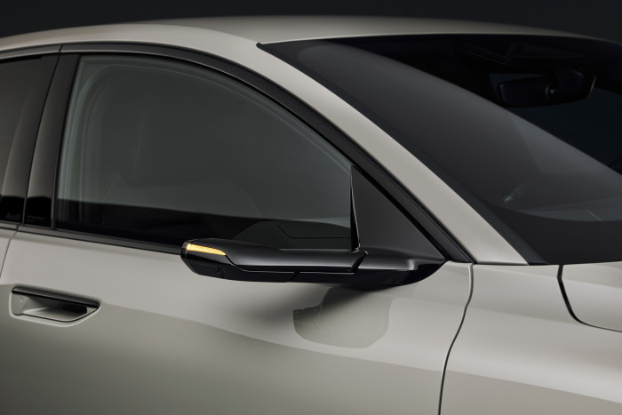 Die elektronischen Außenspiegel klappen beim A6 ein und signalisieren das Abschließen des Fahrzeugs.  (Foto: Audi)