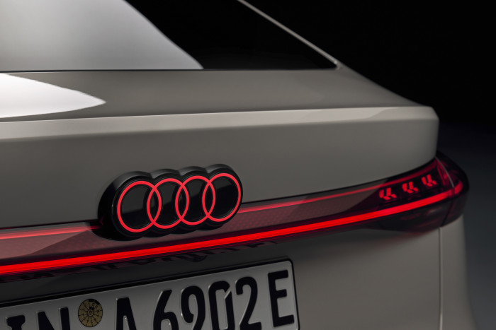 Die vier Audi-Ringe sind beim A6 erstmals beleuchtet. (Foto: Audi)