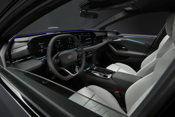 Es gibt zwei Displays für den Fahrer und einen zusätzlichen Bildschirm für den Beifahrer. (Foto: Audi)