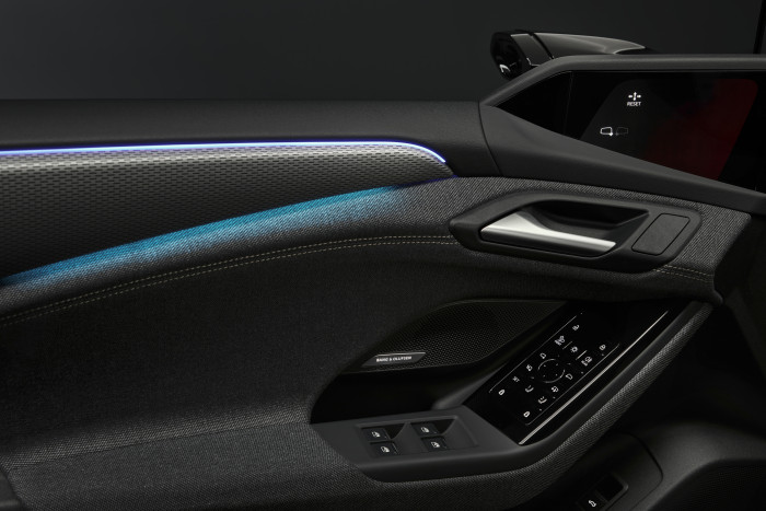 Als Kontrast zu den technischen Elementen im Armaturenbrett läuft eine stoffbezogene Leiste von Tür zu Tür. (Foto: Audi)