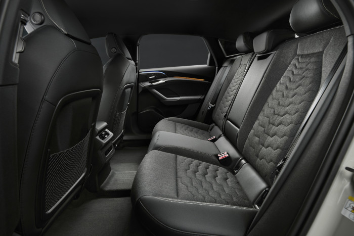 Der mittlere Platz im Fond bietet für Erwachsene wenig Beinfreiheit. (Foto: Audi)