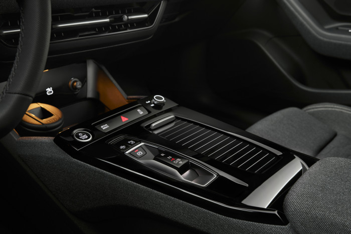 In der Mittelkonsole befindet sich der Fahrwahlhebel. (Foto: Audi)