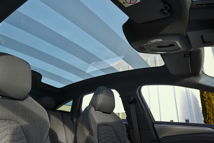 Das optional erhältliche Glaspanoramadach lässt sich blickdicht schalten. (Foto: Audi)