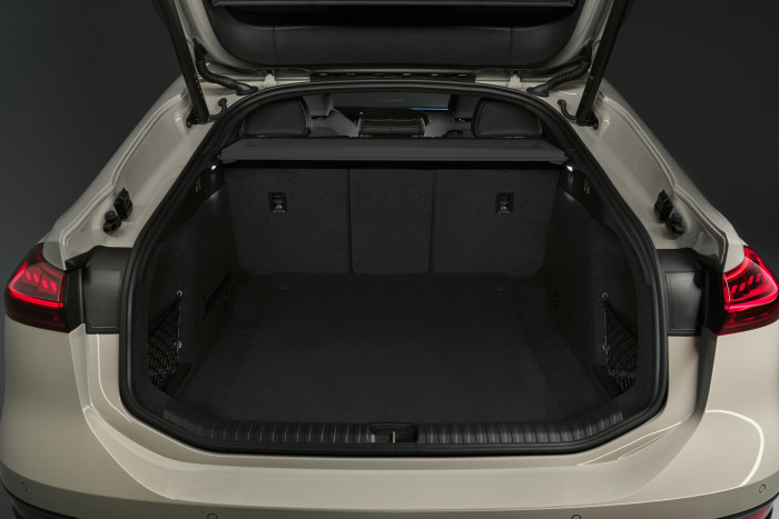 Mit umgeklappter Rückbank kommt die Avant-Version auf 1.422 Liter, während der Sportback aufgrund der abfallenden Heckklappe 1.330 Liter fasst. (Foto: Audi)