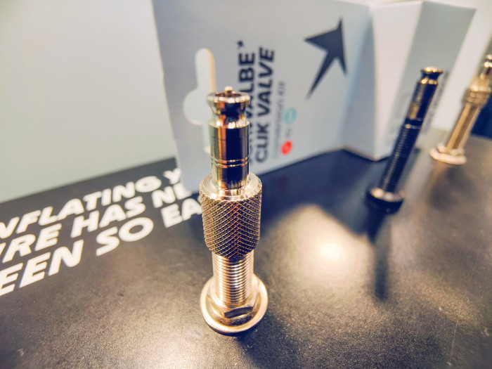 Gut erkennbar: die ringförmige Vertiefung zum Einrasten des Pumpnkopfes. (Bild: Martin Wolf/Golem.de)