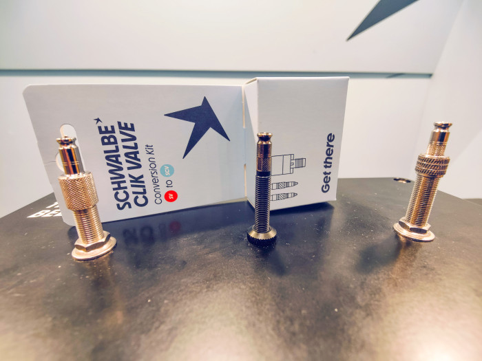 Schwalbe bietet Adapter für alle drei Systeme. (Bild: Martin Wolf/Golem.de)