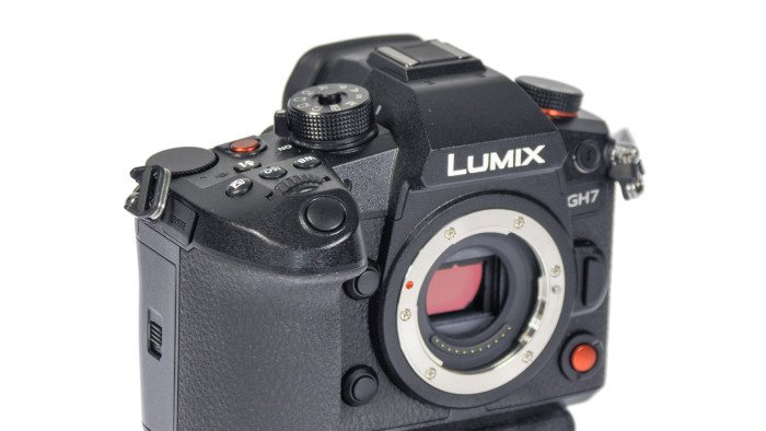Die GH7 hat zusätzliche Bedienelemente an der Vorderseite. (Bild: Martin Wolf/Golem.de)