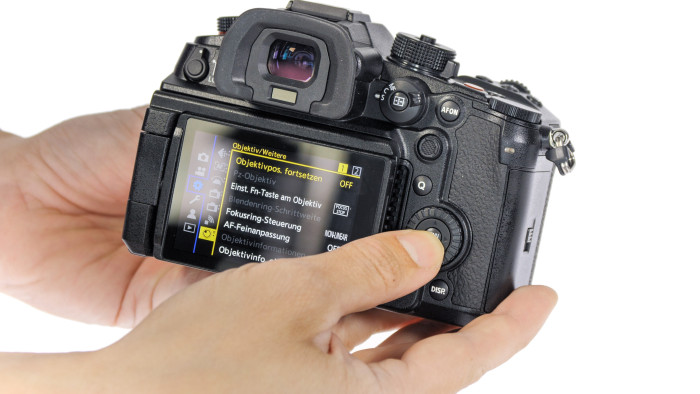 Der Touchscreen ist bei Tageslicht immer noch gut ablesbar. Links ist der Schalter für die Sperre erkennbar. (Bild: Martin Wolf/Golem.de)