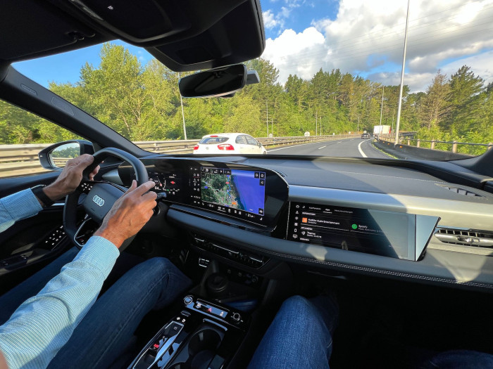 Für den Beifahrer gibt es optional einen eigenen Bildschirm. Das vereinfacht die Musik- oder Streckenauswahl. Der LED-Bildschirm ist für den Fahrer während der Fahrt dank einer Shutter-Technik nicht einsehbar. (Bild: Dirk Kunde)