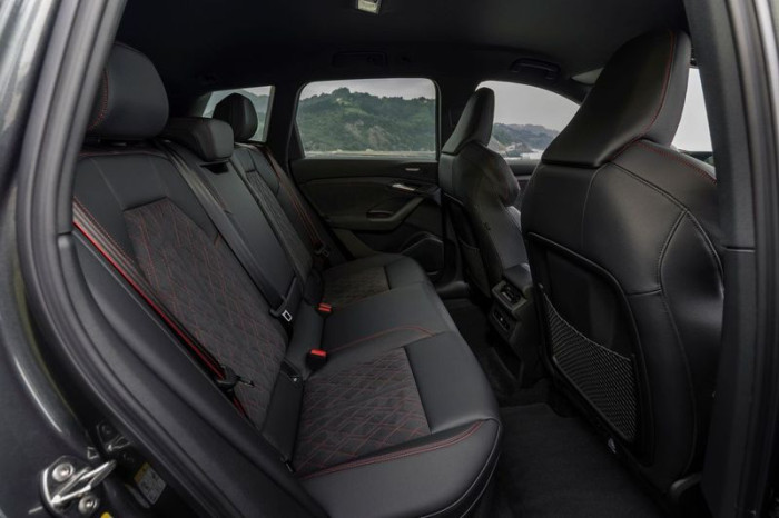 Ein Radstand von 2,90 Meter trägt zu ausreichend Beinfreiheit im Fond bei. Da die Dachlinie nach hinten nur leicht abfällt, bleibt für die Passagiere auf der Rückbank auch ausreichend Kopffreiheit. (Bild: Audi)