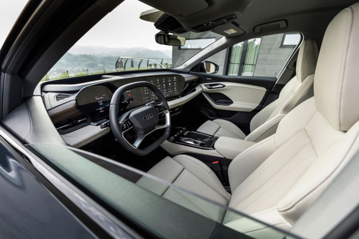 Neu im Audi Q6 ist die leicht gebogene Anzeige. Sie besteht aus zwei OLED-Bildschirmen. (Bild: Audi)