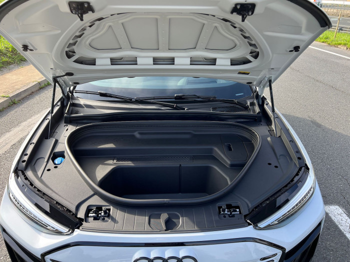 Mit 64 Litern Stauraum verfügt der Audi Q6 über einen recht geräumigen Frunk. Hier passt mehr hinein als nur die Ladekabel. (Bild: Audi)