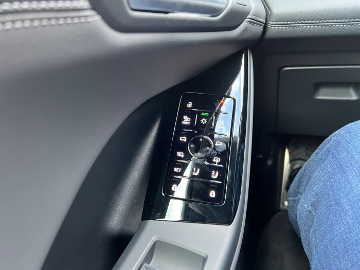 Ein Schaltfeld mit glänzendem Klavierlack steht im krassen Gegensatz zu einigen Hartplastikteilen in der Türverkleidung. (Bild: Dirk Kunde)