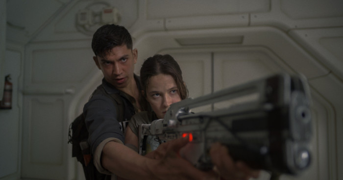 Cailee Spaeny als Rain und Archie Renaux als Tyler mit einer Pulse Rifle (Bild: 20th Century Studios)