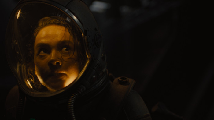 Der Anzug versorgt mit Sauerstoff, schützt aber vor Aliens nicht. (Bild: 20th Century Studios)