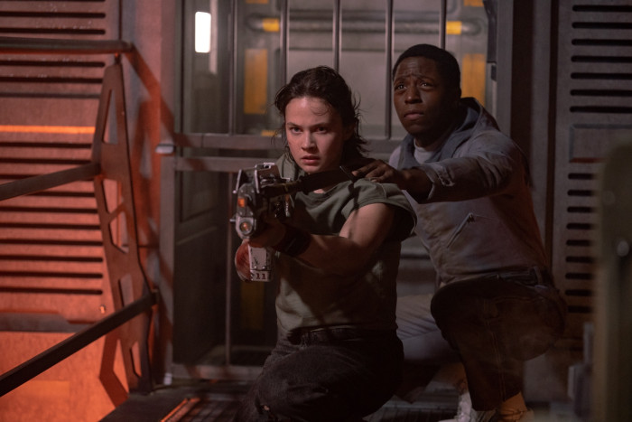 Rain (Cailee Spaeny) mit Android Andy (David Jonson), den sie wie einen Bruder behandelt (Bild: 20th Century Studios)