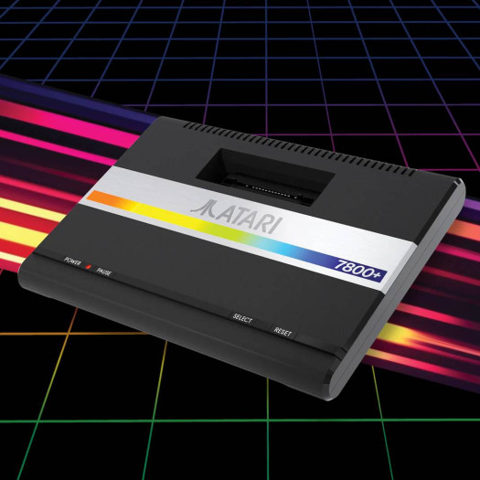 Der Atari 7800+ ist kleiner als der originale Atari 7800 und spielt ebenfalls Cartridges ab. (Bild: Atari)