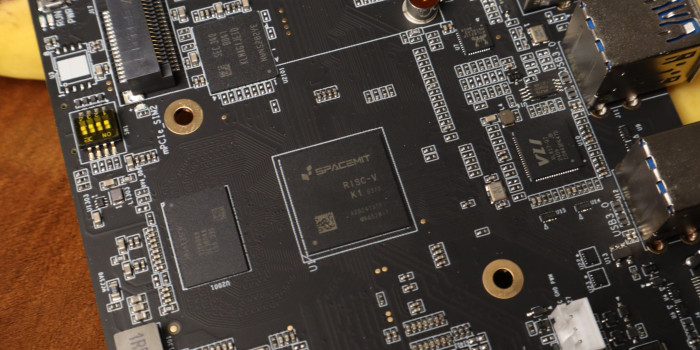 Dem Spacemit K1 stehen auf unserem Board ein LPDDR4X-Modul von Samsung und ein eMMC-Modul zur Seite. (Bild: Johannes Hiltscher/Golem.de)