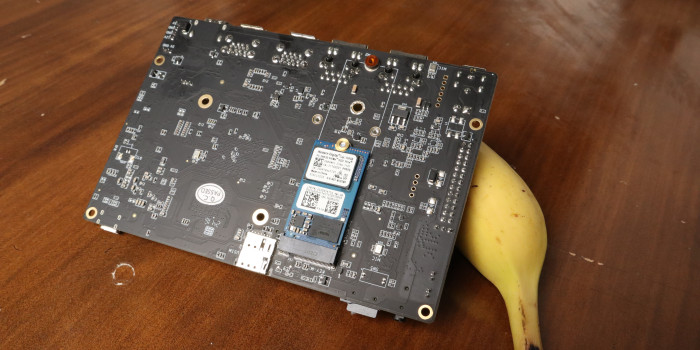 Eine NVMe-SSD findet auf der Rückseite Platz. Es sind Montagelöcher für alle gängigen Größen vorhanden, aber nur M.2-2280-Modelle lassen sich ohne extra Zubehör befestigen. (Bild: Johannes Hiltscher/Golem.de)