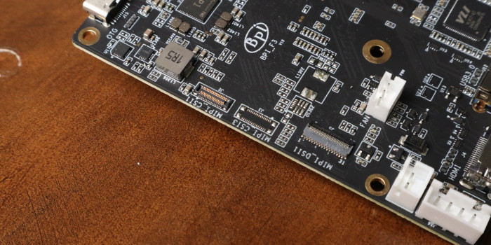 Die MIPI-Schnittstellen sind kompakter als beim Raspberry Pi, Kameras werden mit Steckverbinder befestigt. (Bild: Johannes Hiltscher/Golem.de)