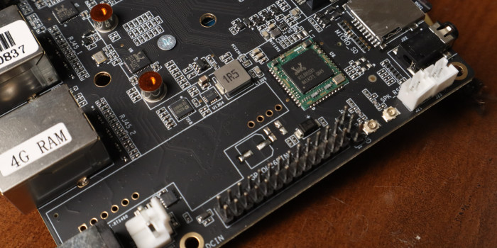 Das WLAN/Bluetooth-Modul ist über SDIO angebunden, es lassen sich externe Antennen anstecken. Daneben findet ein PoE-Moldul Platz. (Bild: Johannes Hiltscher/Golem.de)