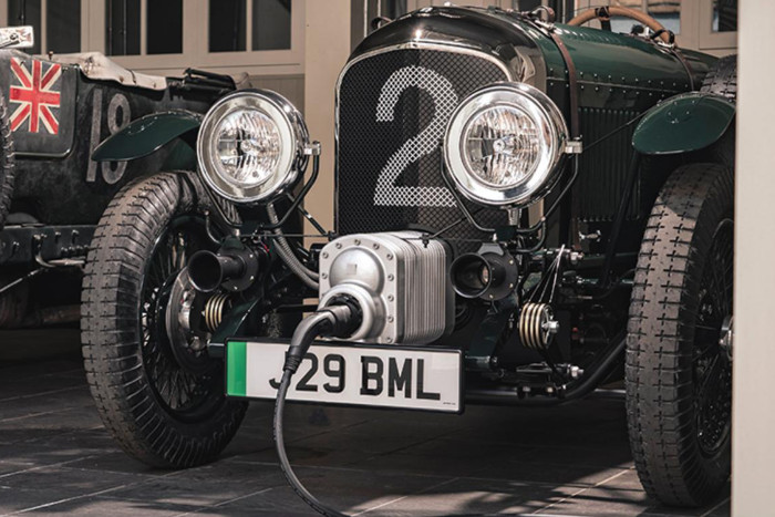 Wo sich früher der Kompressor befand, ist heute die Ladebuchse angebracht. (Foto: Bentley)