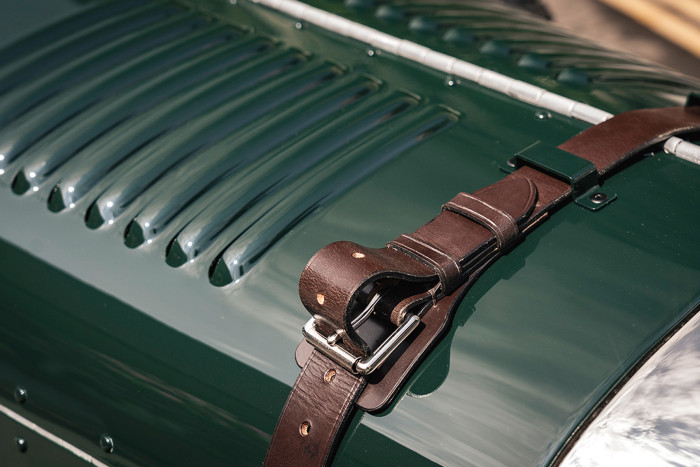 Die Motorhaube wird klassisch mit einem Lederriemen fixiert. (Foto: Bentley)