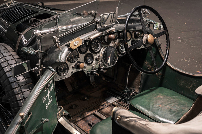 Was im Original ein Amperemeter war, ist heute die Ladestandsanzeige. (Foto: Bentley)